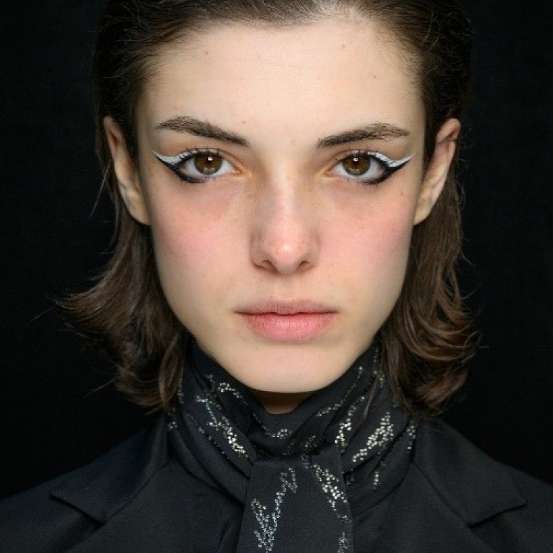 خطوط الايلاينر البيضاء على الجفون العليا للعينين