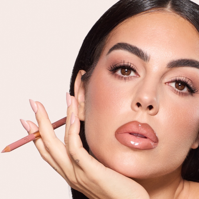 شارلوت تلبوري تطلق نظام SUPER NUDES SCULPTING SYSTEM الخاص بها