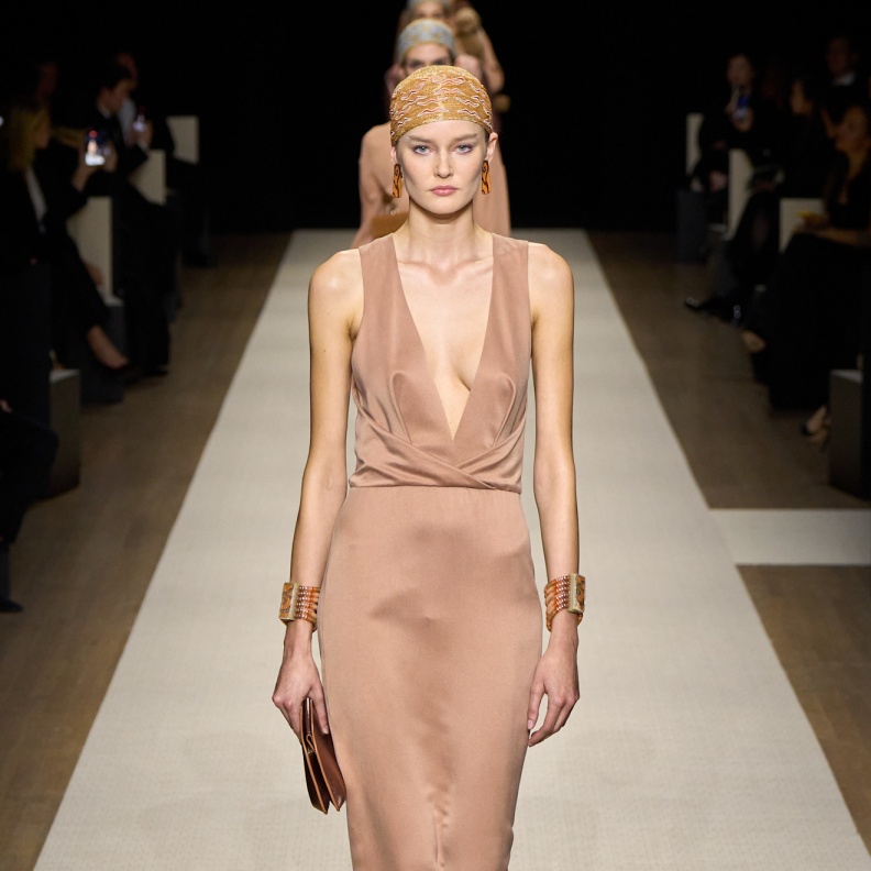 اللون الزهري الباستيل من ألوان البشرة الزيتونية Giorgio Armani