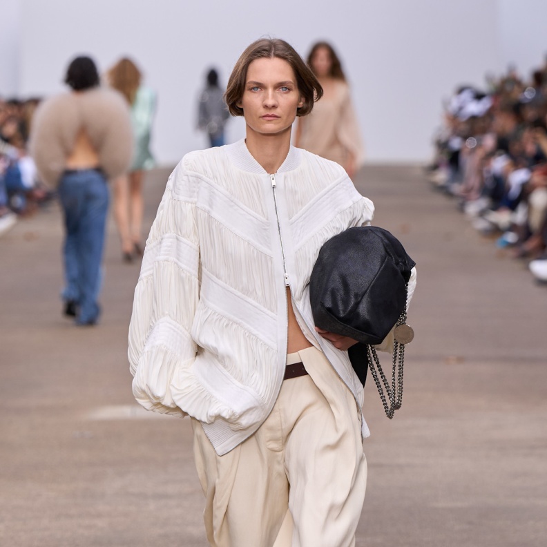موضة السراويل الواسعة من Stella Mccartney
