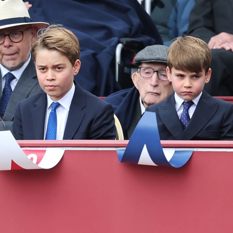 المشاغب كعادته.. الأمير لويس يقلد جورج ويسرق الأضواء في يوم النصر "فيديو"
