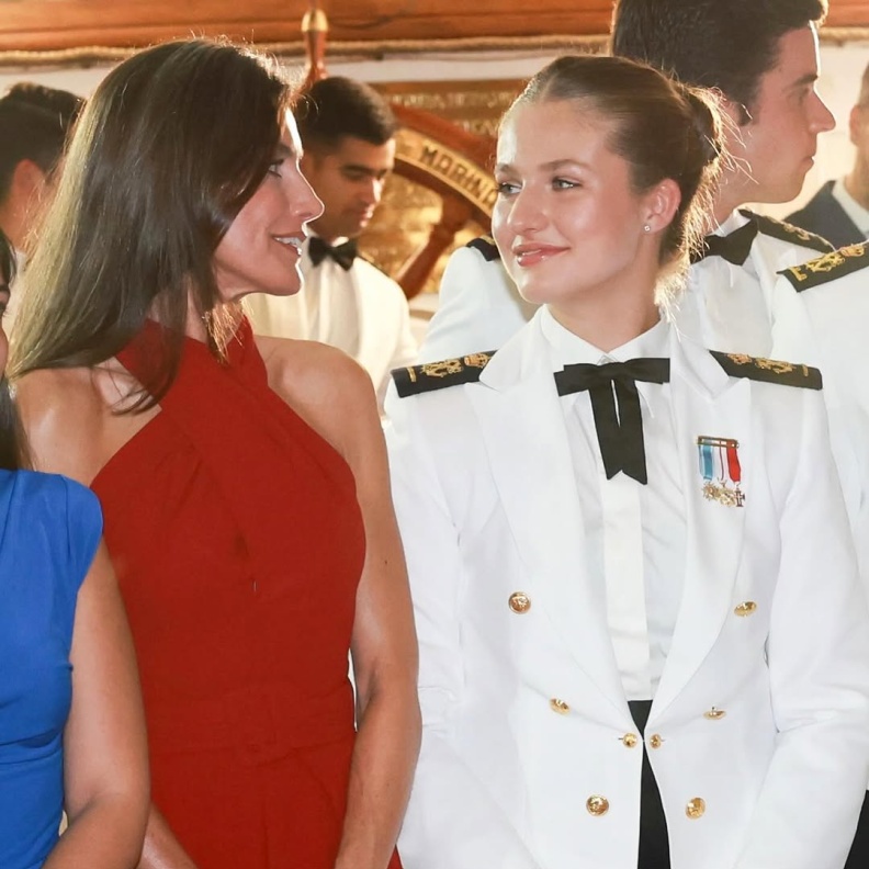 الأميرة ليونور في حضن والدتها