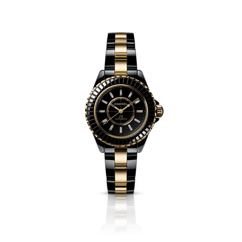 أناقة رياضية متقنة في ساعة CHANEL J12 من الذهب والسيراميك