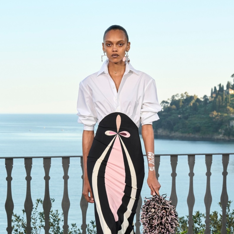 إطلالة أنيقة من مجموعة Pucci ربيع صيف 2025