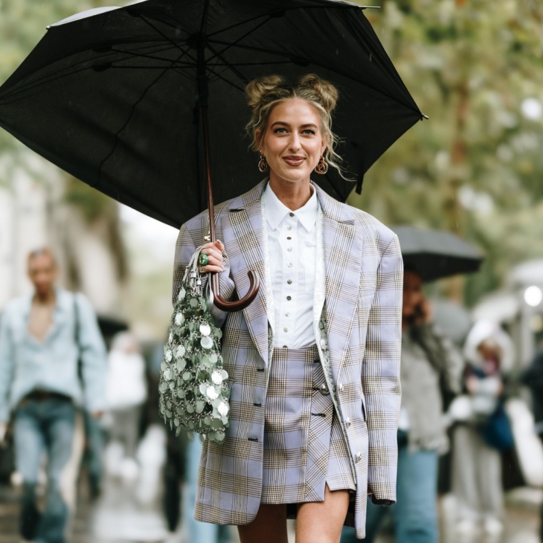 إطلالة متوازنة من شوارع باريس ربيع صيف 2025