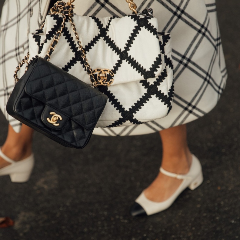 إطلالة أنيقة بكعب قصير من شوارع باريس