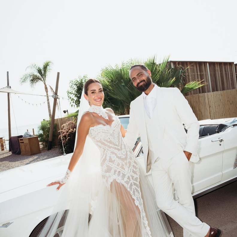 إلتقطت امينة خليل صورا رومانسية مع زوجها في حفل زفافها الثاني.jpg