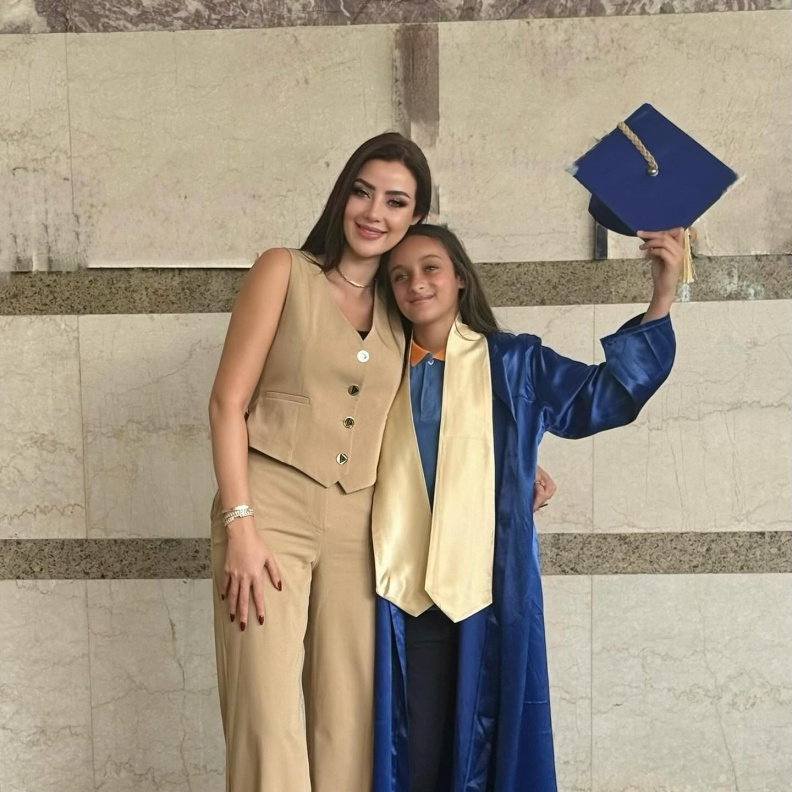 ابنة رضوى الشربيني تخطف الأنظار بجمالها