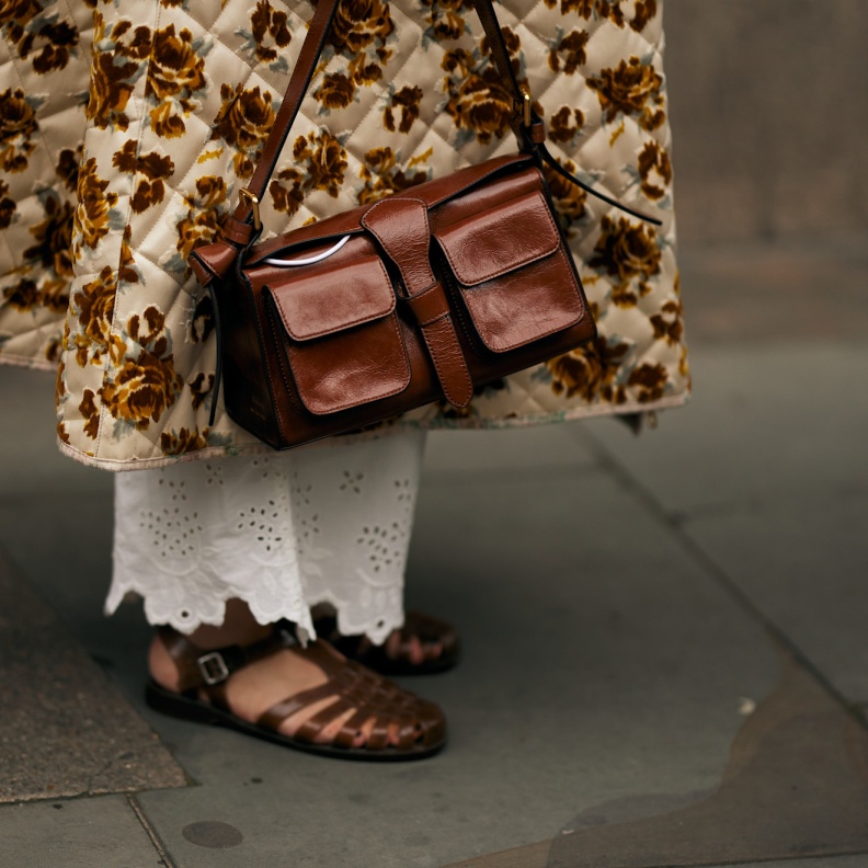 تنسيق حذاء الجيلي بطريق الستريت ستايل