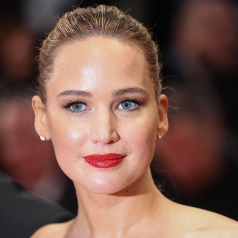 اطلالة Jennifer Lawrenceبالمكياج الأحمر