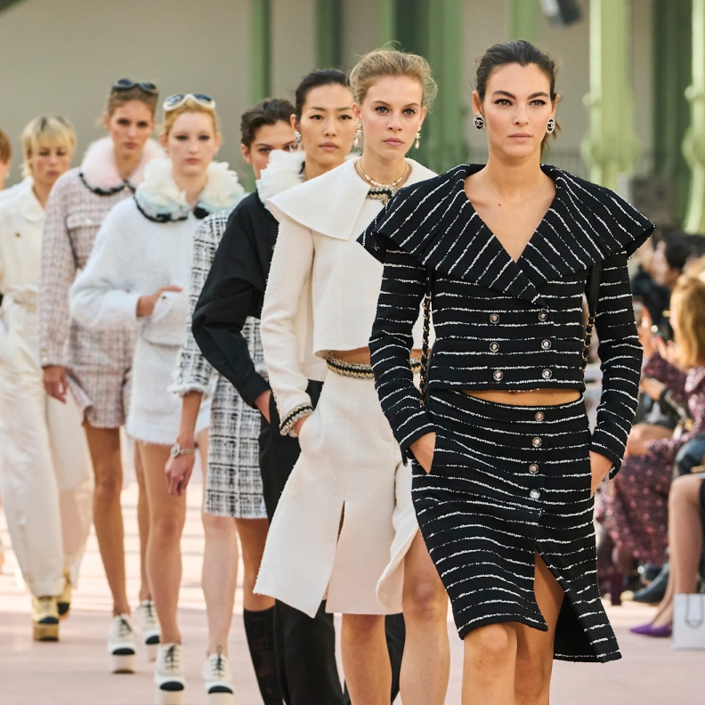 من عرض CHANEL لصيف 2025