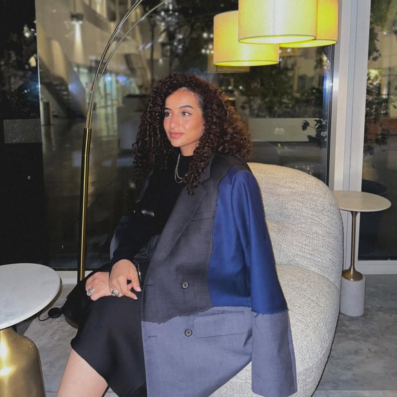 خبيرة الشعر حصة حسن تكشف لـ "هي" نصائحها الخاصة للعناية بالشعر الكيرلي في الصيف