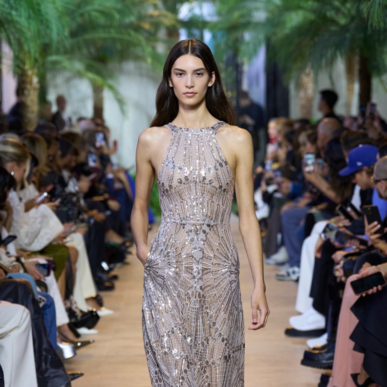 موضة الفساتين الفضية مزيج بين النعومة والجرأة في المناسبات