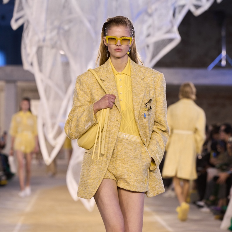 موضة الشورت الأصفر الشبابي إتجاهات جديدة في أناقة الضيق