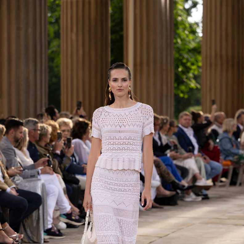 موضة توبات الكروشيه لإطلالات الصيف