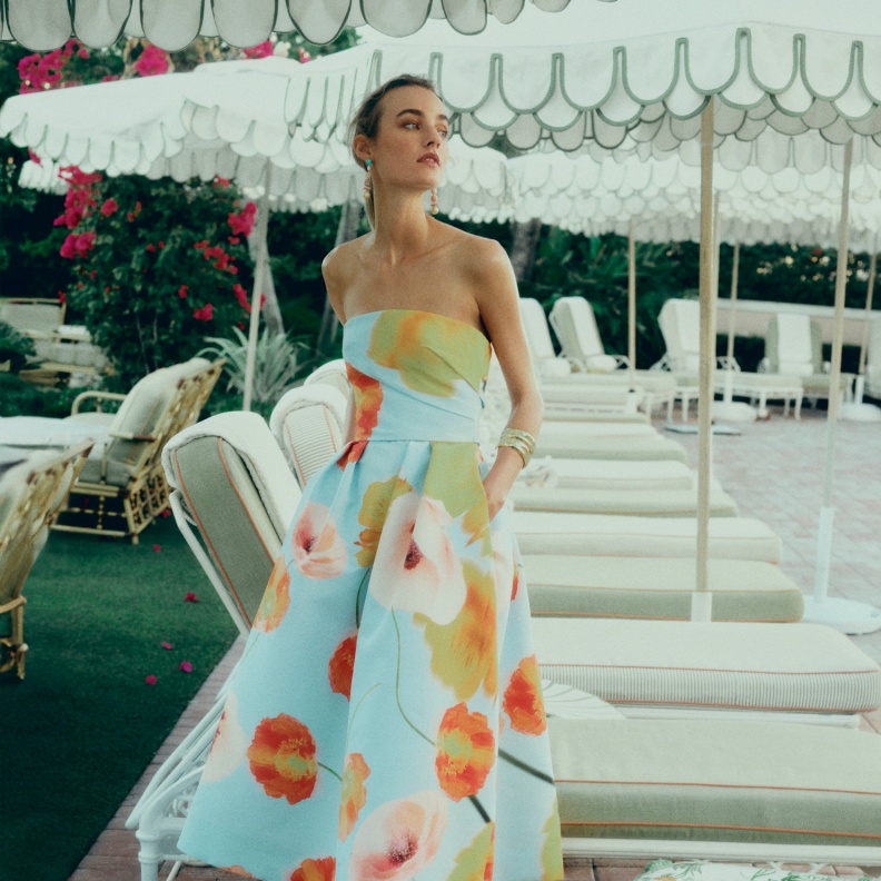 فستان مطبع بالورود من Monique Lhuillier 