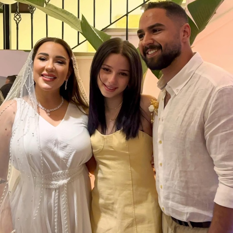 أسما شريف منير وزوجها وابنتها