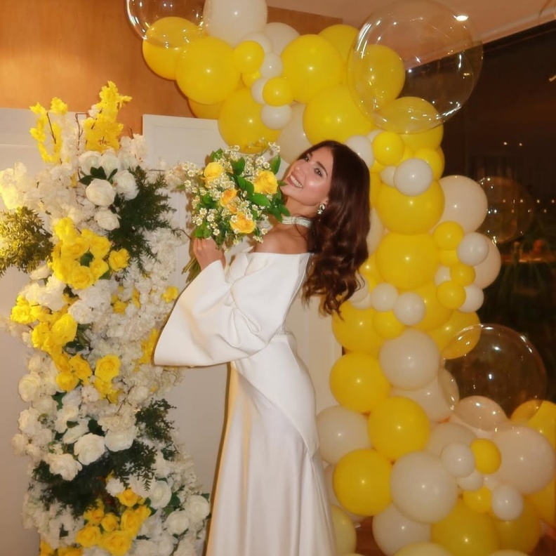 شيرين بيوتي تتألق بالأبيض مع حفل ديكور لون اصفر