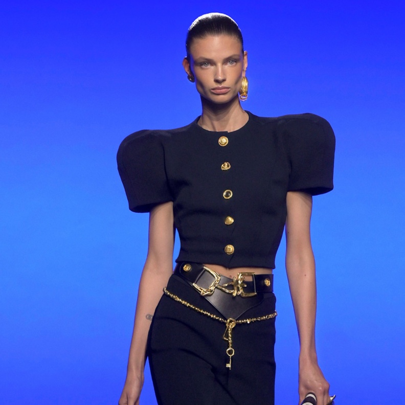 اثنان أفضل من واحد.. إطلالة الحزام المزدوج موضة ربيع وصيف 2025