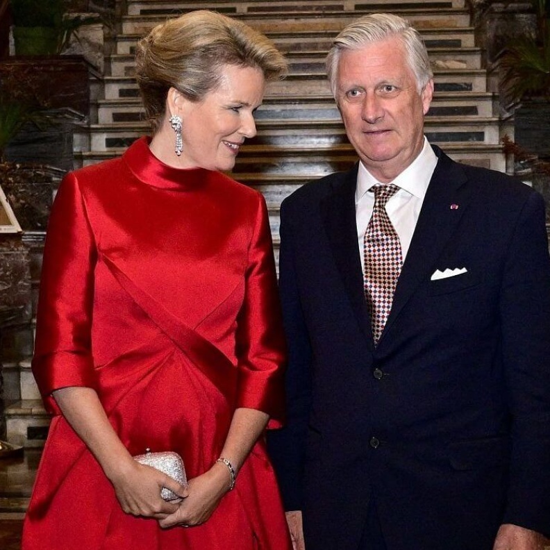 الملكة ماتيلد تتألق بفخامة هادئة