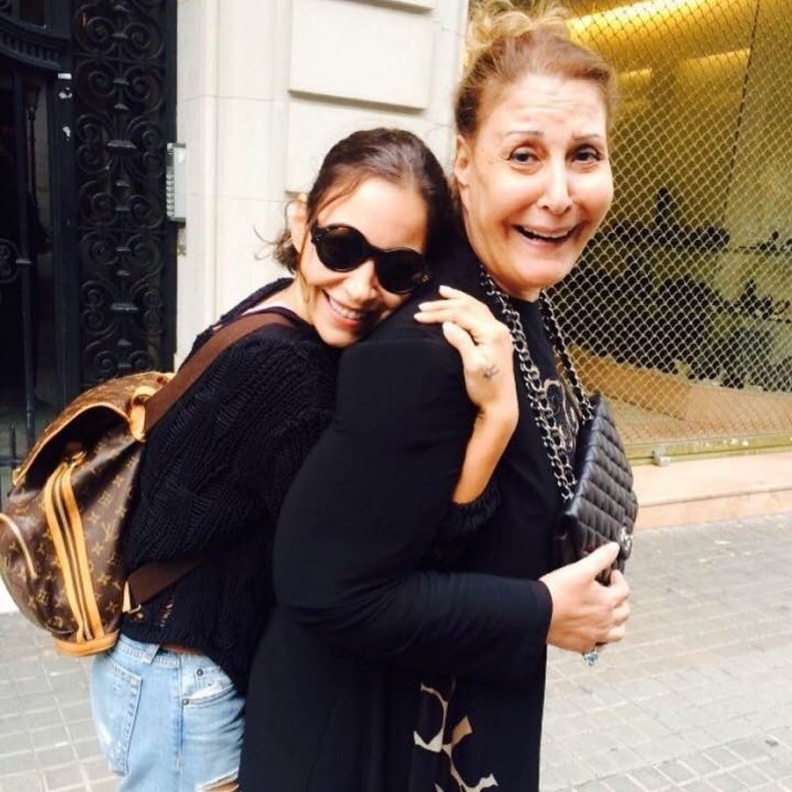 منة شلبي مع والدتها زيزي مصطفى