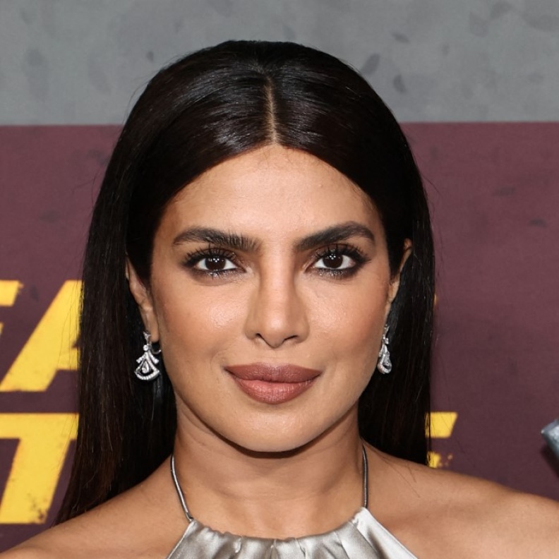  أحمر الشفاه البني بأسلوب Priyanka Chopra
