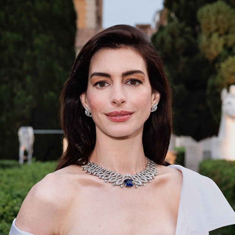 إطلالة Anne Hathaway برسمات المكياج البني الناعم - Copy