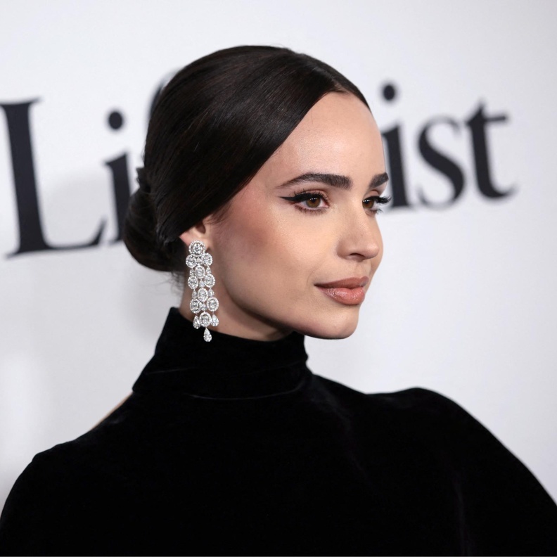 استخدام الايلاينر المقاوم للماء بأسلوب Sofia Carson (1)