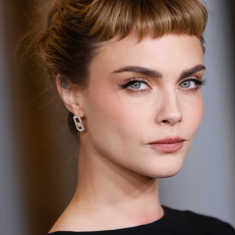 ماسكرا الحواجب العريضة والداكنة من وحي Cara Delevingne