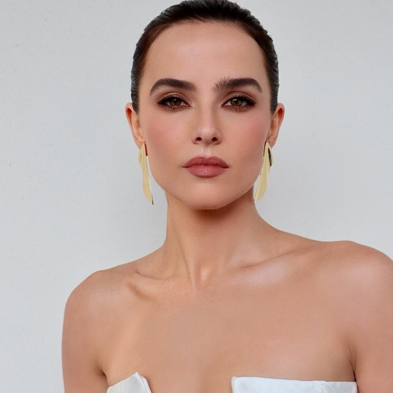 مكياج برونزي قوي وترابي بأسلوب Zoey Deutch- الصورة من حساب Hung Vanngo على انستغرام