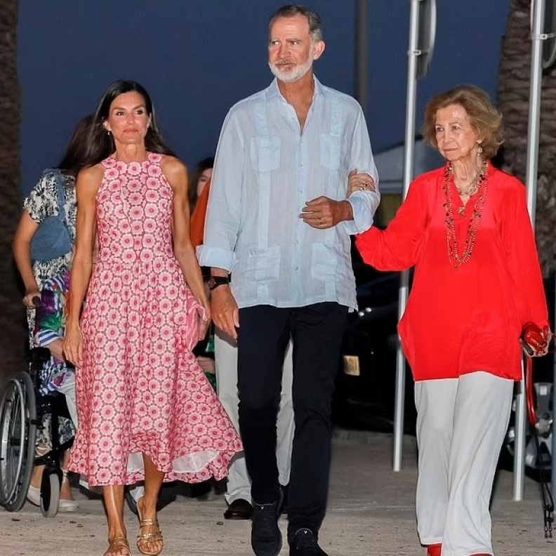 الملك فيليب يقضي إجازته مع العائلة ويستبعد شقيقته