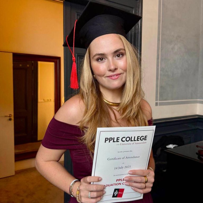 الأميرة كاثرينا أماليا تبهر الجميع بفستانها المكشوف في حفل التخرج