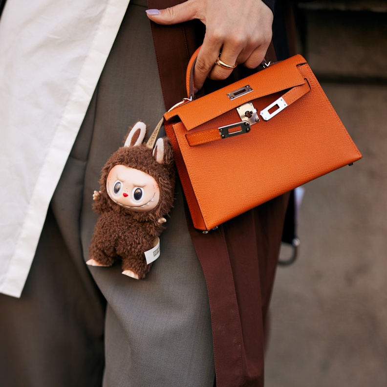 دمى "لابوبو" Labubu على حقيبة Hermes