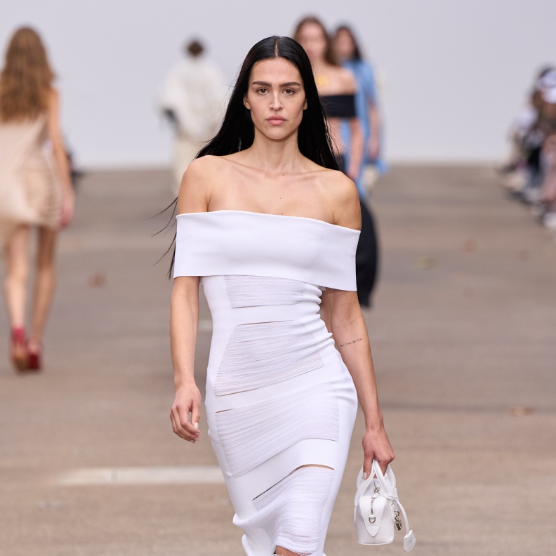 فستان أبيض أنيق من Stella Mccartney