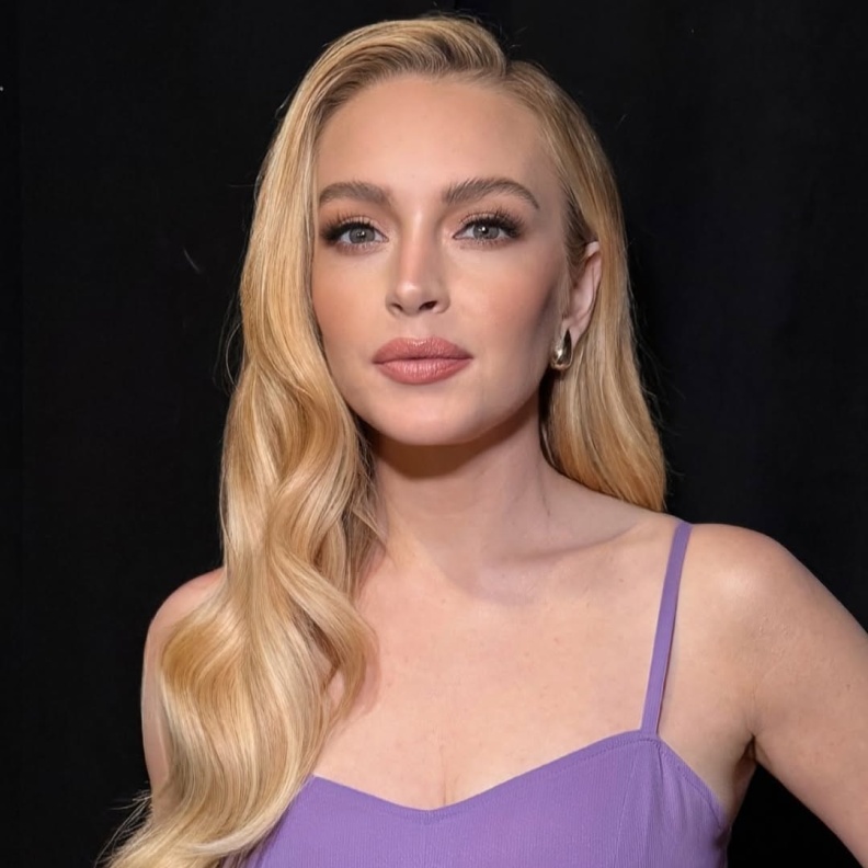 إطلالة Lindsay Lohan بالمكياج البني والشفاه المرجانية- الصورة من حساب خبيرة المكياج Ash K Holm على انستغرام
