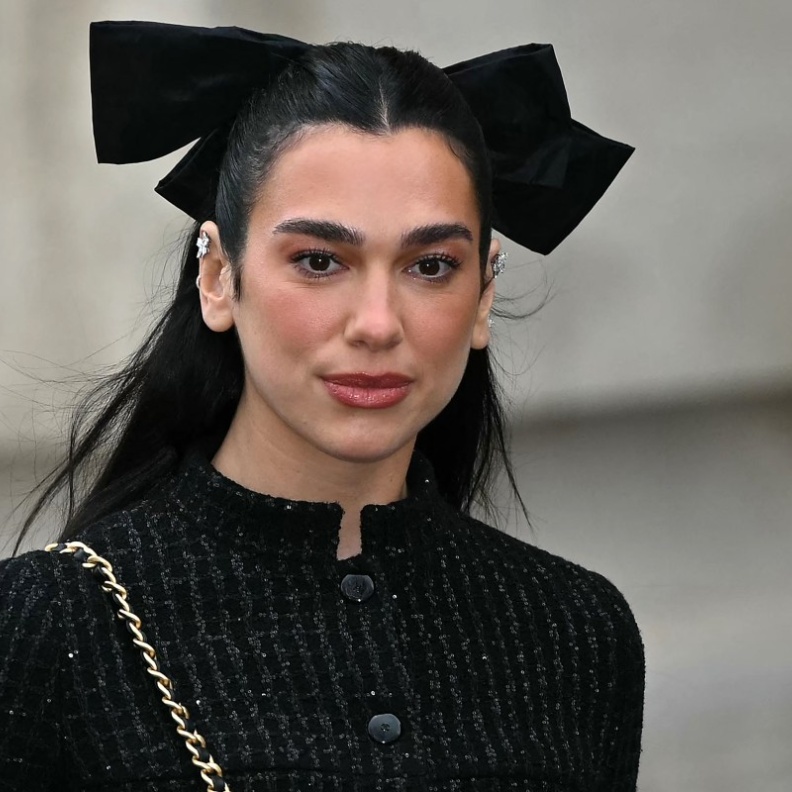 تسريحات الشعر النصفية مع البكل العريضة بأسلوب Dua Lipa
