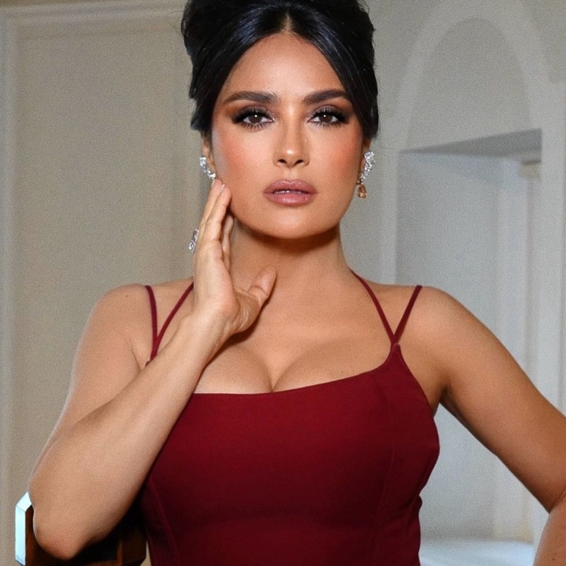 سلمى حايك أيقونة للسحر والجمال في عالم المجوهرات