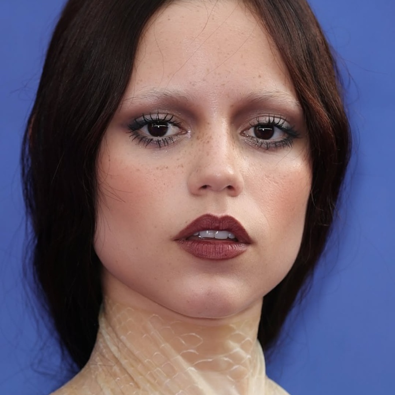 اطلالة Jenna Ortega بأحمر الشفاه البرغندي- الصورة من حساب خبيرة المكياج Melanie Inglessis على انستغرام