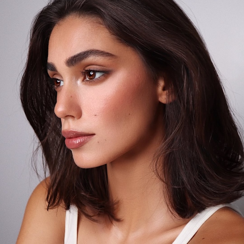 العارضة Flor Arriola - صورة من انستغرام Hung Vanngo