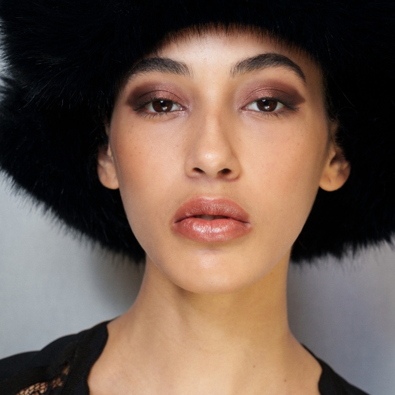 رسمات المكياج البرونزي البراق والمتموج في عرض Elie Saab