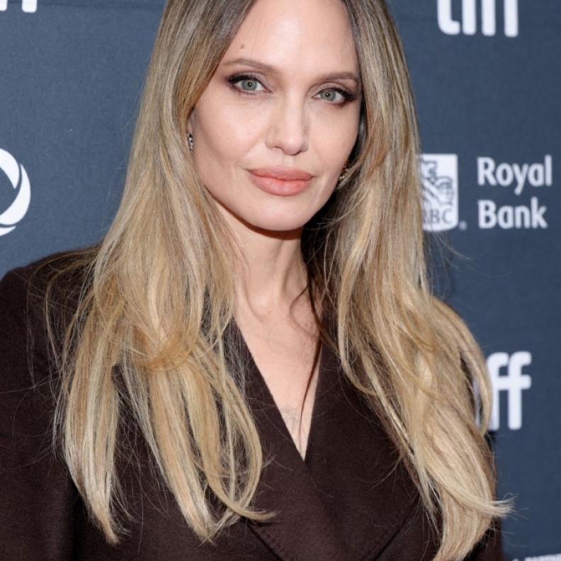 صبغات الشعر الأشقر المتموج مع البني بأسلوب Angelina Jolie