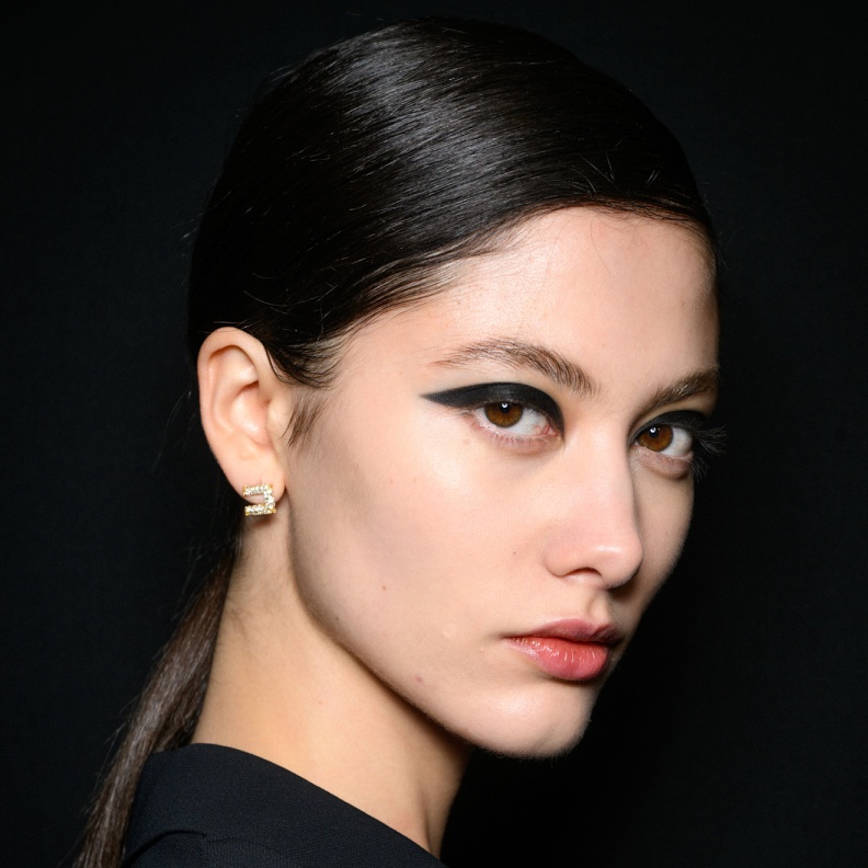 صيحة الخطوط السوداء المنسدلة على الجفون من دار Elisabetta Franchi
