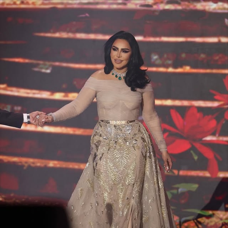 الفنانة أحلام تتزيّن بقلادة من "لودا" للمصممة السعودية د. خلود عرب في اليوم الوطني السعودي 95