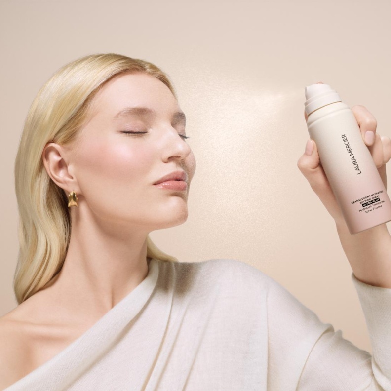 مكياج نهار مثالي ويدوم مع بخاخ التثبيت من Laura Mercier