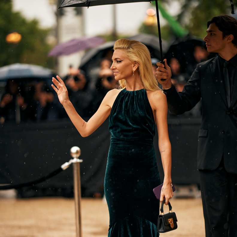 Sabine Getty بفستان مخمل راقي