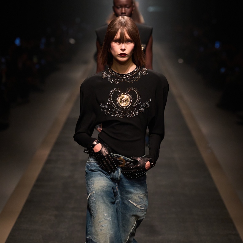البنطلون الجينز الواسع بإطلالة عصرية وكاجوال من Versace