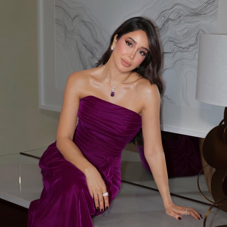 أسيل عمران بستايل فستان السهرة المخملي خال من النقوشات