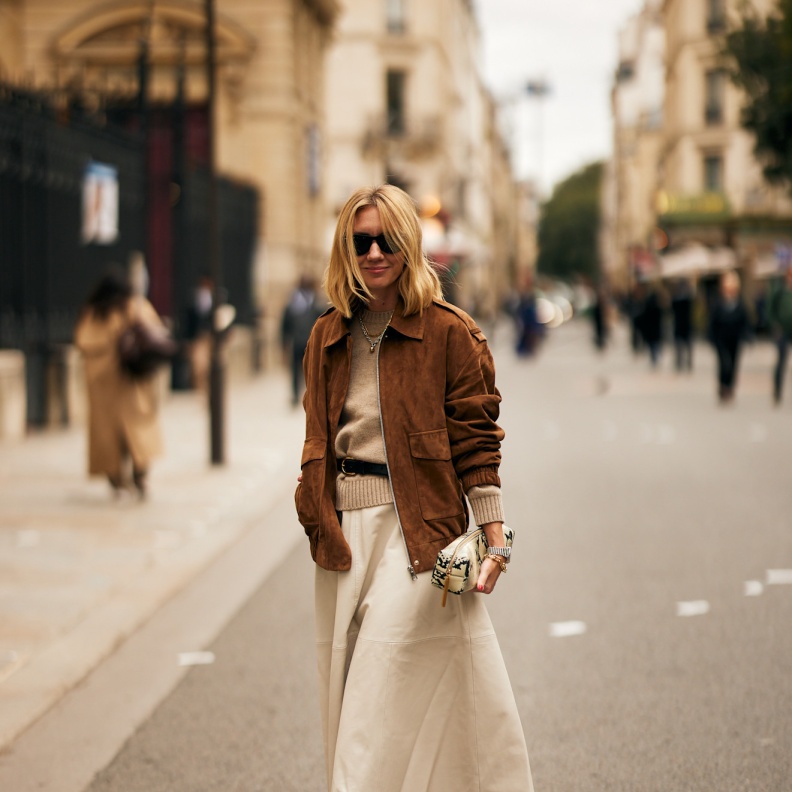 إطلالة خريفية أنيقة من شوارع باريس