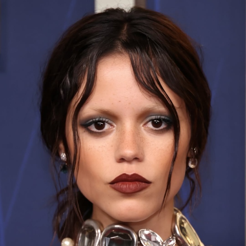 سحر الشفاه الداكنة هذا الخريف للحصول على جمال أخاذ