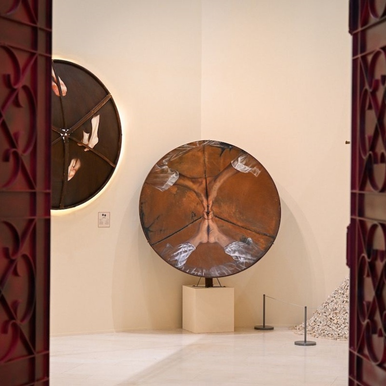 معرض صدى المألوف لاستحضار الذاكرة والحنين للماضي بعدسة الفن المعاصر